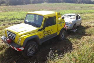 VEHICLE BOLCAT EN PISTA FORESTAL