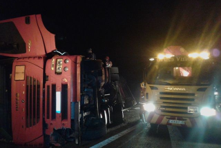 Camió bolcat a l'autopista