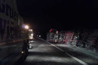 Camió bolcat a l'autopista