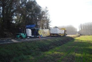 Accident multiple d'un trailer i tres turismes