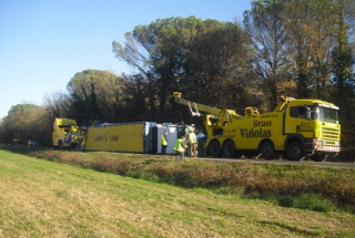 Accident multiple d'un trailer i tres turismes