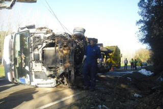 Accident multiple d'un trailer i tres turismes