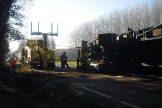 Accident multiple d'un trailer i tres turismes