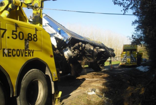 Accident multiple d'un trailer i tres turismes