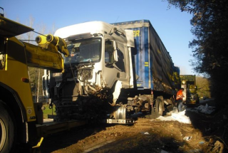 Accident multiple d'un trailer i tres turismes