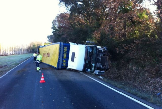 Accident multiple d'un trailer i tres turismes