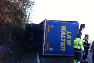 Accident multiple d'un trailer i tres turismes