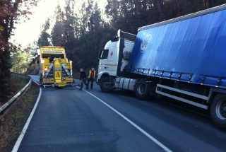 RESCAT D'UN TRAILER CARREGAT DE BOVINES DE PAPER